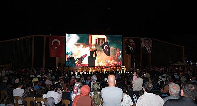 Erzincan'da vatandaşlar 15 Temmuz'da tek yumruk oldu