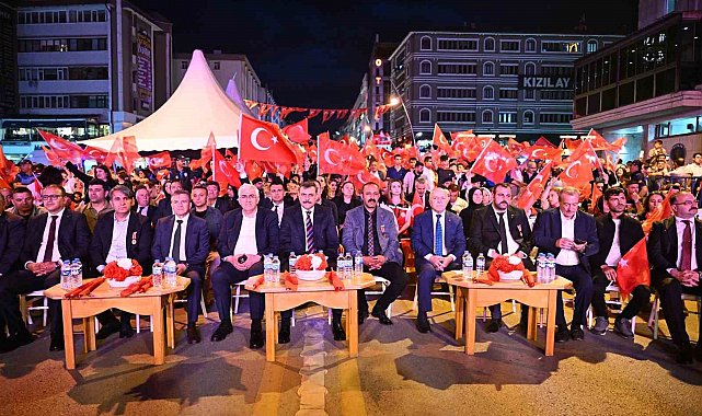 Erzurum'da demokrasi nöbetine yoğun katılım