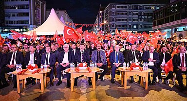 Erzurum'da demokrasi nöbetine yoğun katılım