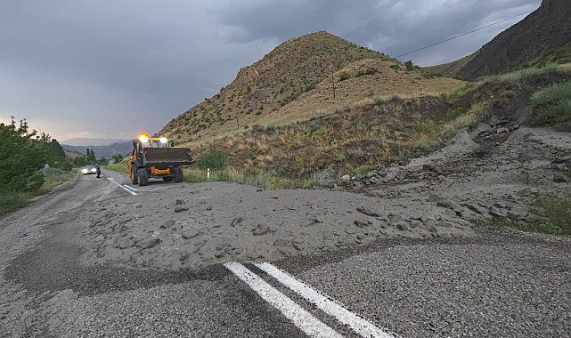 Erzurum'da sel yolu kapattı