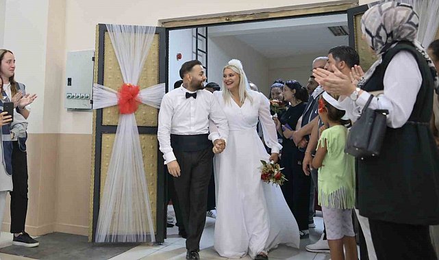 Esenyurt'ta Roman çiftlere düğün havasında toplu nikah töreni