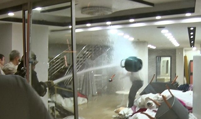 Eşinin mağazasına girip gelinliklerin üzerlerine kolonya döktü, tüpe çakmağı dayayınca tazyikli suyu yedi