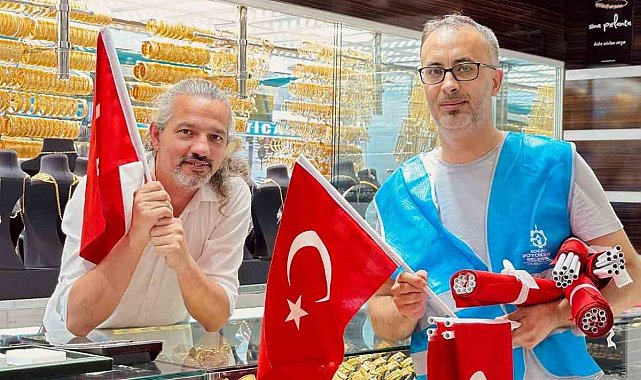 Esnafa ve vatandaşlara binlerce bayrak dağıtıldı