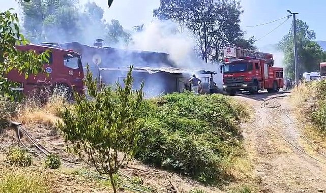 Ev alevler içinde kaldı, uyuyakalan ev sahibini çevredekiler kurtardı