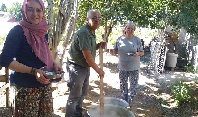 Evlerde aşure kazanları bolluk ve bereket için kaynıyor