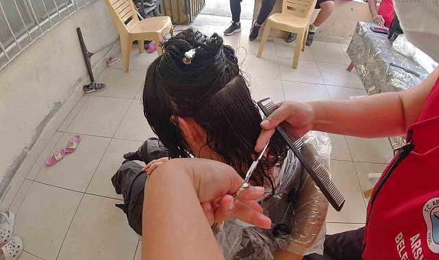 Evlerinde saçları kesilen, özel bireyler ve bakıma muhtaç vatandaşların yüzü güldü