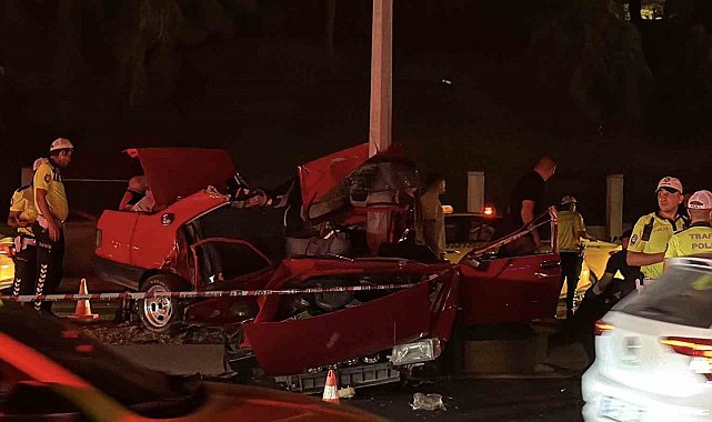 Eyüpsultan'da feci kaza... Aydınlatma direğine çarpan Tofaş otomobil hurdaya döndü: 1 ölü