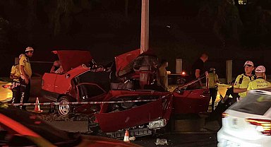 Eyüpsultan'da feci kaza... Aydınlatma direğine çarpan Tofaş otomobil hurdaya döndü: 1 ölü