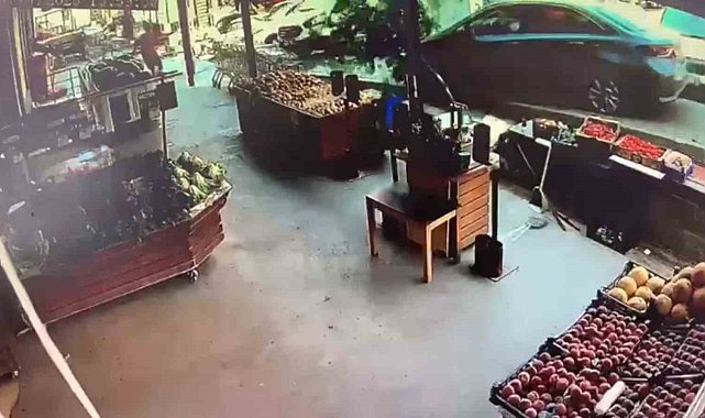 Eyüpsultan'da otomobil kaldırıma çıktı: Market çalışanının ölümden döndüğü anlar kameraya yansıdı
