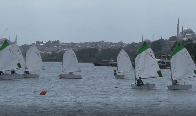 Fatih Belediyesi'nin ev sahipliğinde düzenlenen Optimist Türkiye Takım Şampiyonası, Haliç'te başladı