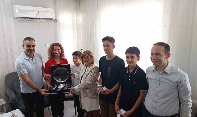 Fatma Şahin'den Türkiye birincisi ağabey-kardeşe tebrik ziyareti