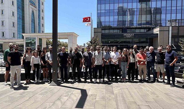 Felece Teknoloji çalışanları, şirketin genel merkezi önünde eylem yapıyor