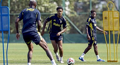Fenerbahçe, günün ilk antrenmanını tamamladı