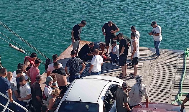 Feribottan atlayan şahsı vatandaşlar kurtardı