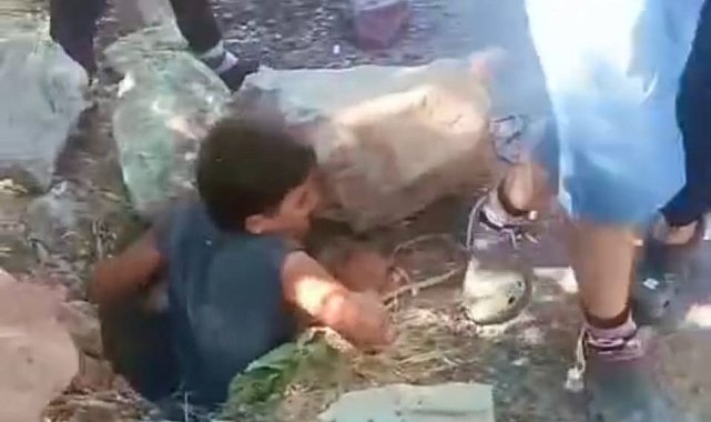 Foseptik çukuruna düşen minik kediyi çocuklar kurtardı