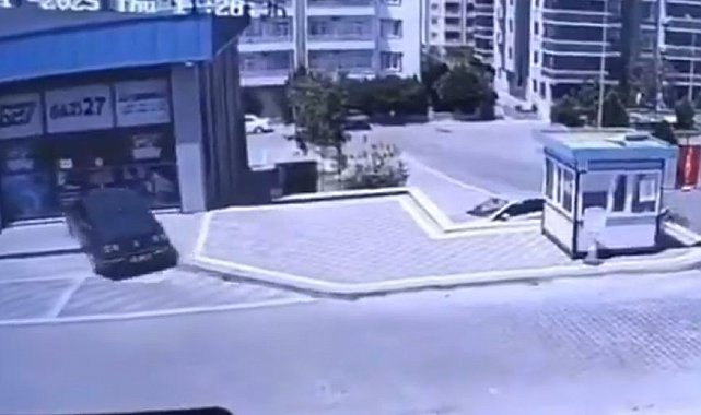 Fren yerine gaza basınca kontrolden çıkan otomobil dükkana daldı