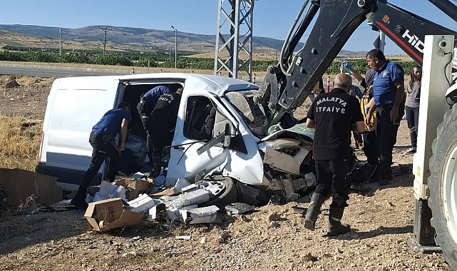 Freni boşalan hafif ticari araç aydınlatma direğine çarptı: 1 yaralı