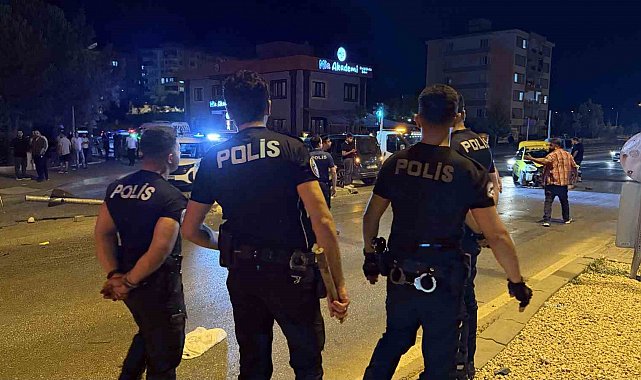 Gaziantep'te 3 otomobilin karıştığı kazada ortalık savaş alanına döndü: 6 yaralı, 12 gözaltı