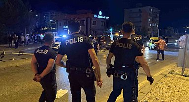 Gaziantep'te 3 otomobilin karıştığı kazada ortalık savaş alanına döndü: 6 yaralı, 12 gözaltı
