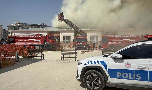 Gaziantep'te meslek lisesinin mobilya atölyesinde yangın