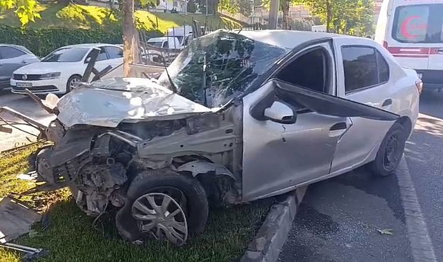 Gaziantep'te refüjdeki demirlere çarpan otomobilde 2 kişi yaralandı