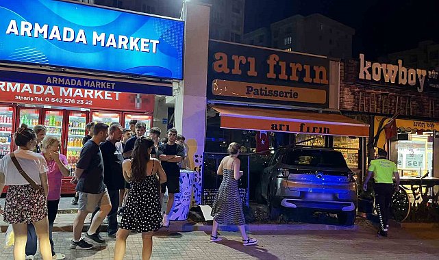 Gazla freni karıştıran sürücü aracıyla pastaneye daldı