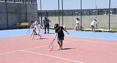 Geleceğin tenisçileri Kuşadası'nda yetişiyor