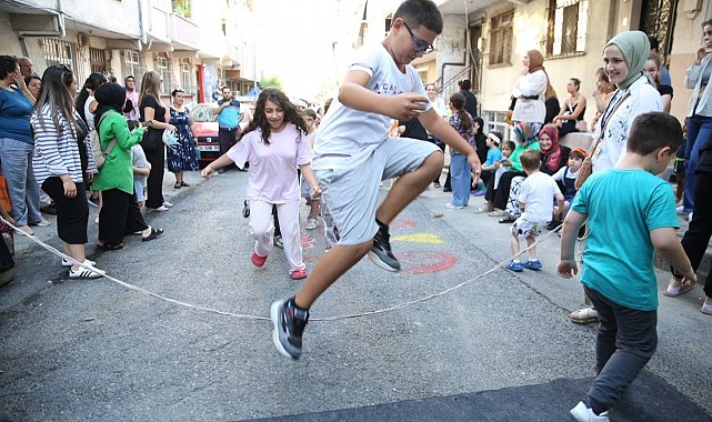 Geleneksel sokak oyunları 'Sokakta oyun var' ile yeniden yaşatılıyor