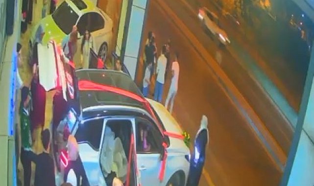 Gelini alan araba damatsız böyle harekete geçti, kazada gelin ölümden döndü