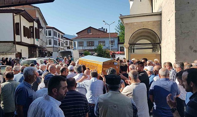 Genç öğretmen memleketi Safranbolu'da toprağa verildi