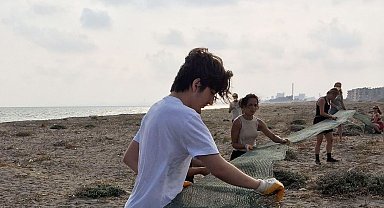 Gençler, kaplumbağaları korumak için sahile file çekiyor