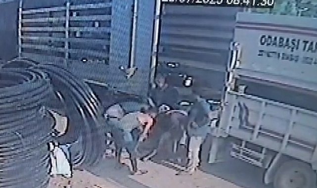 Geri manevra yapan kamyon ile tırın arasında sıkıştı