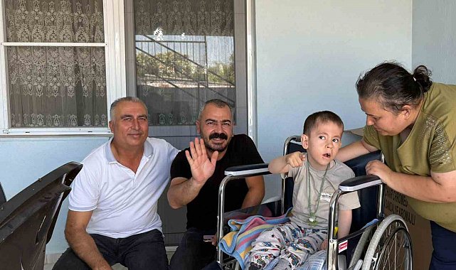 Germencik Belediyesi minik Mustafa'nın tekerlekli sandalyesini teslim etti