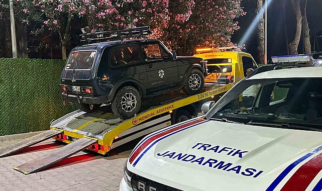 Gökçeada'da tuz gölünde arazi aracıyla drift yaptı