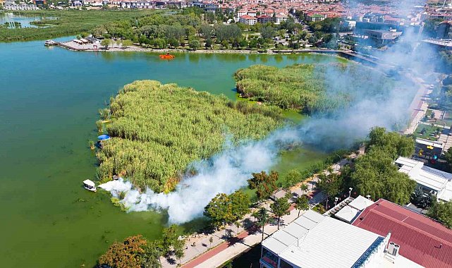 Gölbaşı Belediyesi'nden Mogan Gölü'nde müsilaj temizliği ve ilaçlama