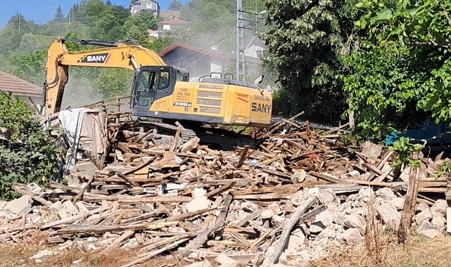 Gölcük'te riskli binalar yıkılıyor