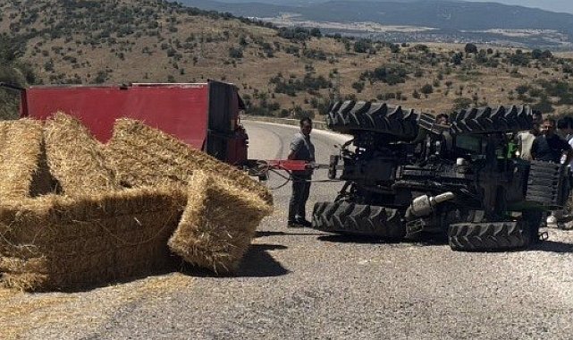 Gönen'de saman yüklü traktör devrildi
