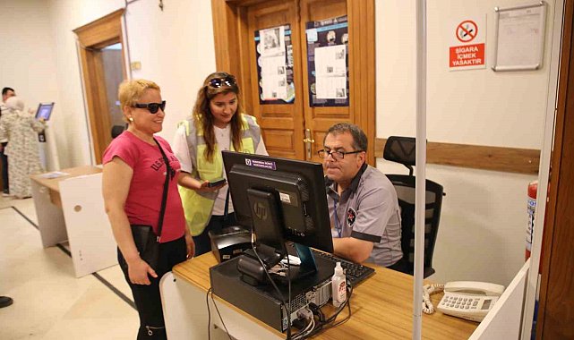 Görme engelli kadını kimlik yenilemeye HBB ekipleri götürdü