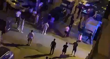 Gözü dönmüş adam ailesine saldırdı, müdahale etmek isteyenlere bıçak çekti