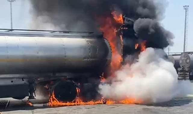 Habur'da akaryakıt yüklü tanker alev alev yandı
