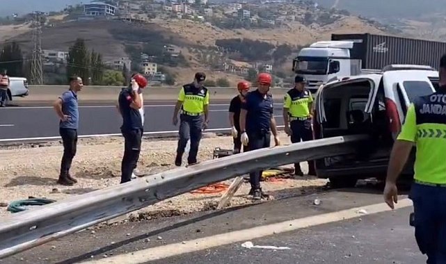 Hafif ticari araç bariyerlere ok gibi saplandı 2 kişi hayatını kaybetti