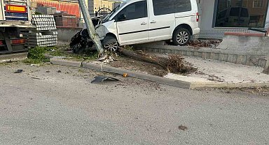 Hafif ticari araç önce ağaca, ardından direğe çarptı: 1 yaralı