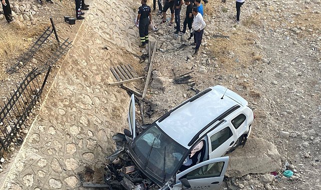 Hafif ticari araç şarampole yuvarlandı: 1 yaralı