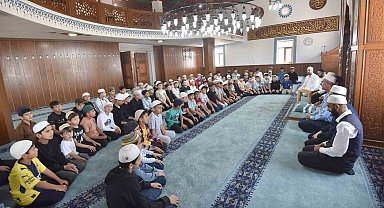 Hafızlığı bitiren öğrenci Kur'an-ı Kerim'i bir günde hatmetti