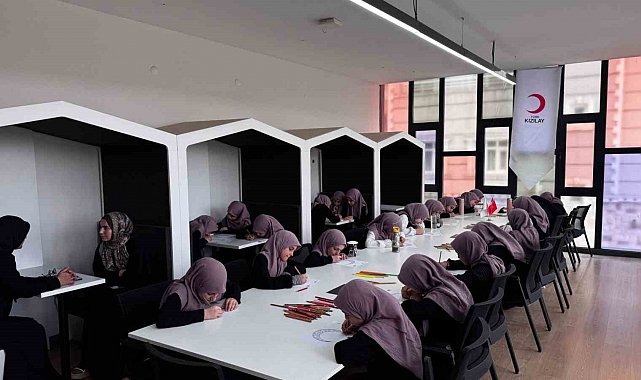 Hafızlık kursu öğrencilerinden Kızılay Gönüllü Merkezine ziyaret