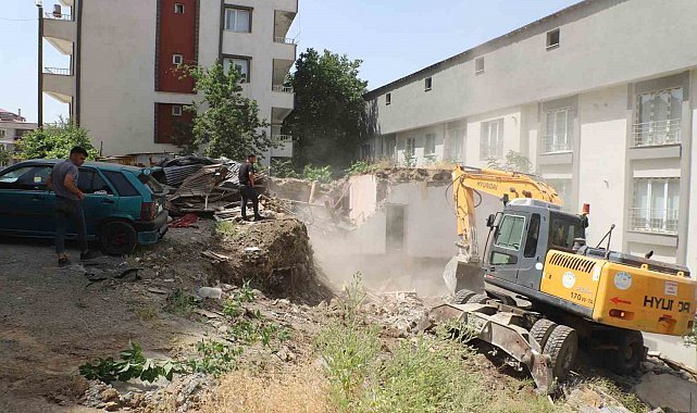 Hakkari Belediyesi metruk evleri yıkılmaya başlandı