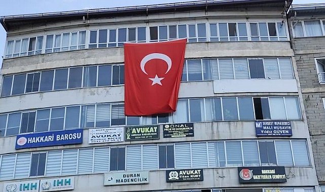 Hakkari'de 'Terörsüz Türkiye'ye bayraklı destek