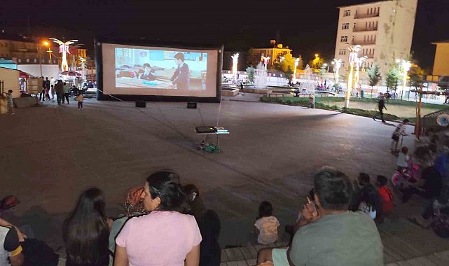 Hakkari'de açık hava sinema günlerine yoğun ilgi