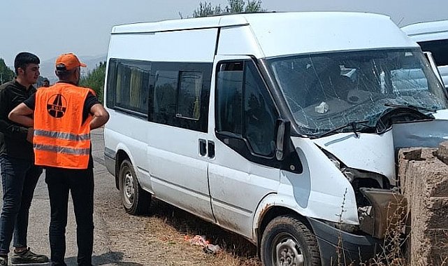 Hakkari'de minibüs duvara çarptı: 4 yaralı