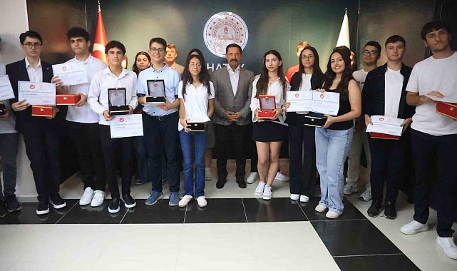 Hatay'da LGS ve YKS'de başarı elde eden öğrenciler depremzede vatandaşları gururlandırdılar